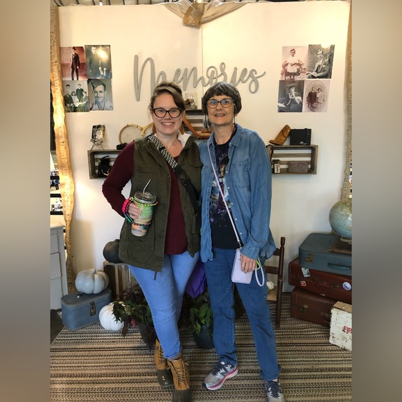 Meet your Posher, Deborah - Picture 2 of 2